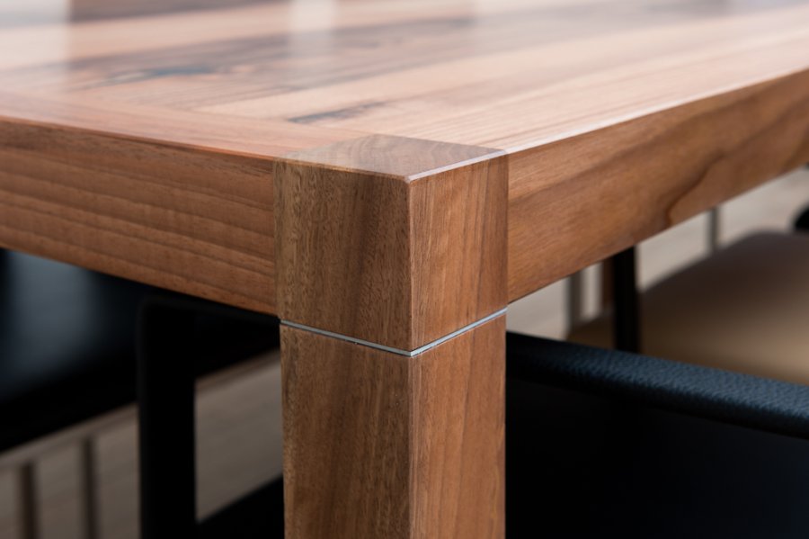 Detail Calvi aus heimischen Walnuss