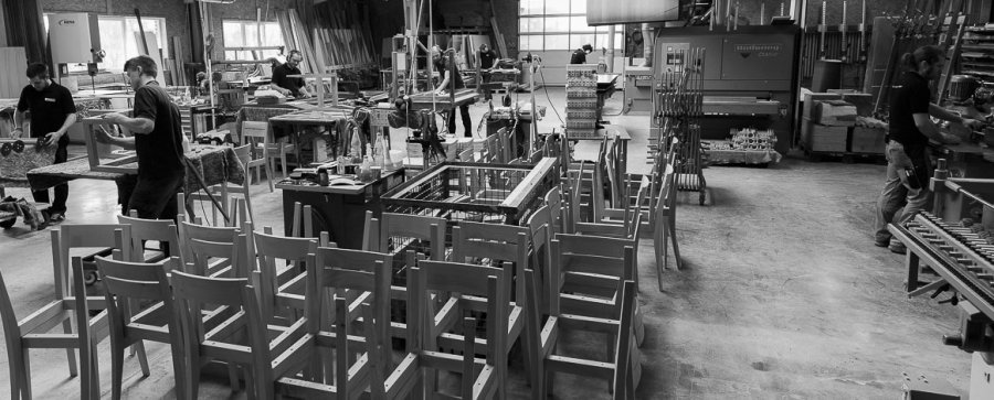 Bilick in die Werkstatt auf Stuhlserie Elan