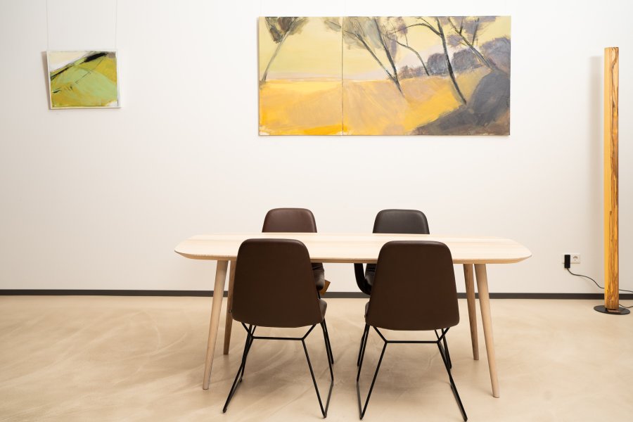 Tisch Bodo aus Verkerntem Eschenholz massiv Doppelbootsform