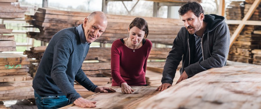 Jonny B. bei der Holzauswahl mit Kunde